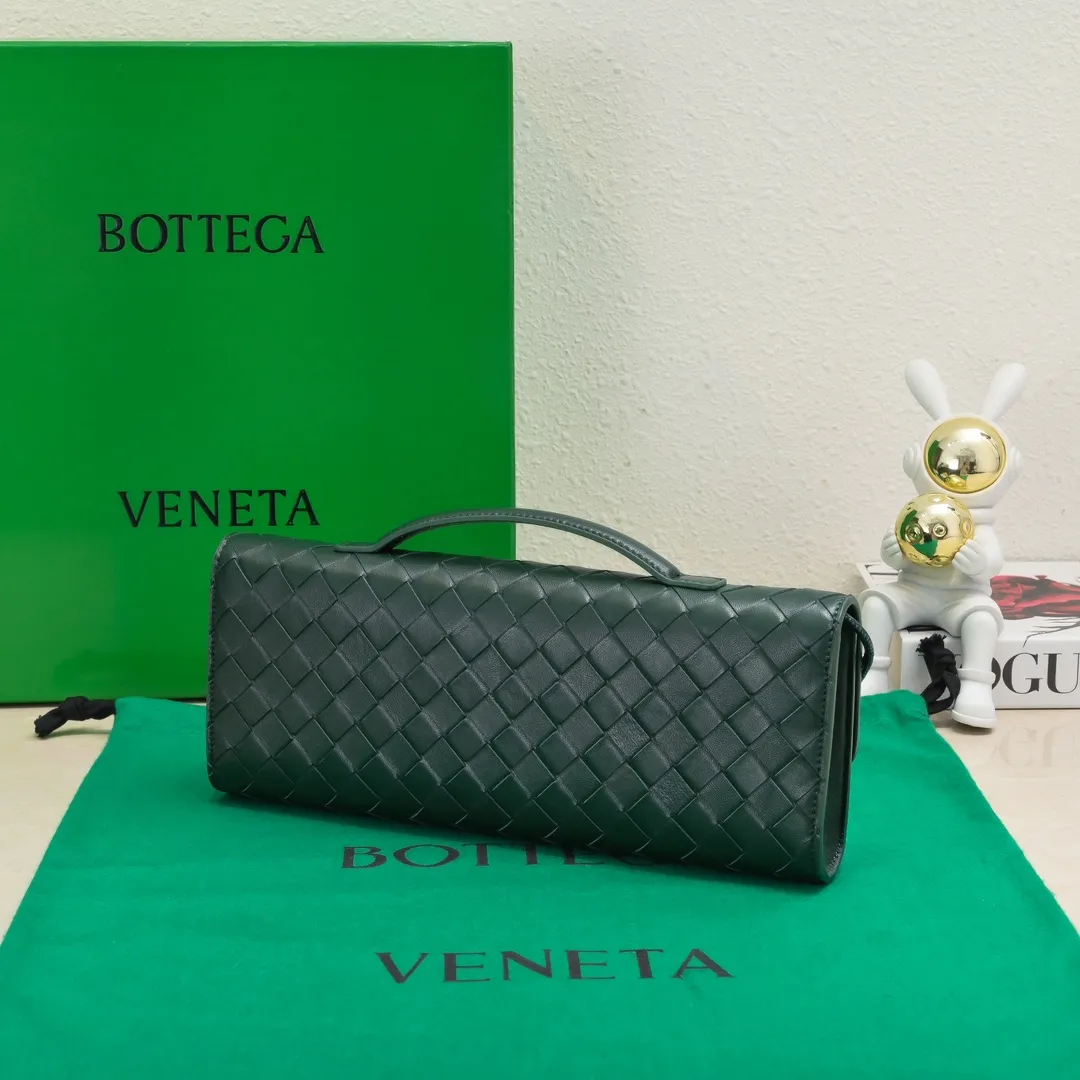 The batch of 1360 BV Andiamo evening handbags has been heavily planted again~ The designer aesthetics in the era of economic downturn are back. I fall in love with it at first sight and can't put it down. It's so beautiful and full of aura. The shape and texture are very competitive. It's light in weight and has sufficient capacity. It's a must-have for fashionistas. It's suitable for many occasions, minimalist, high-end and light luxury. Model No.: 741511 Size: 31*13*3cm
